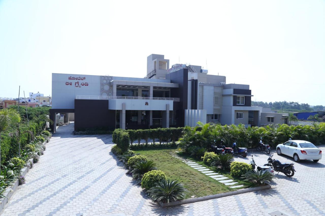 Hotel Le Grande Bijāpur Buitenkant foto