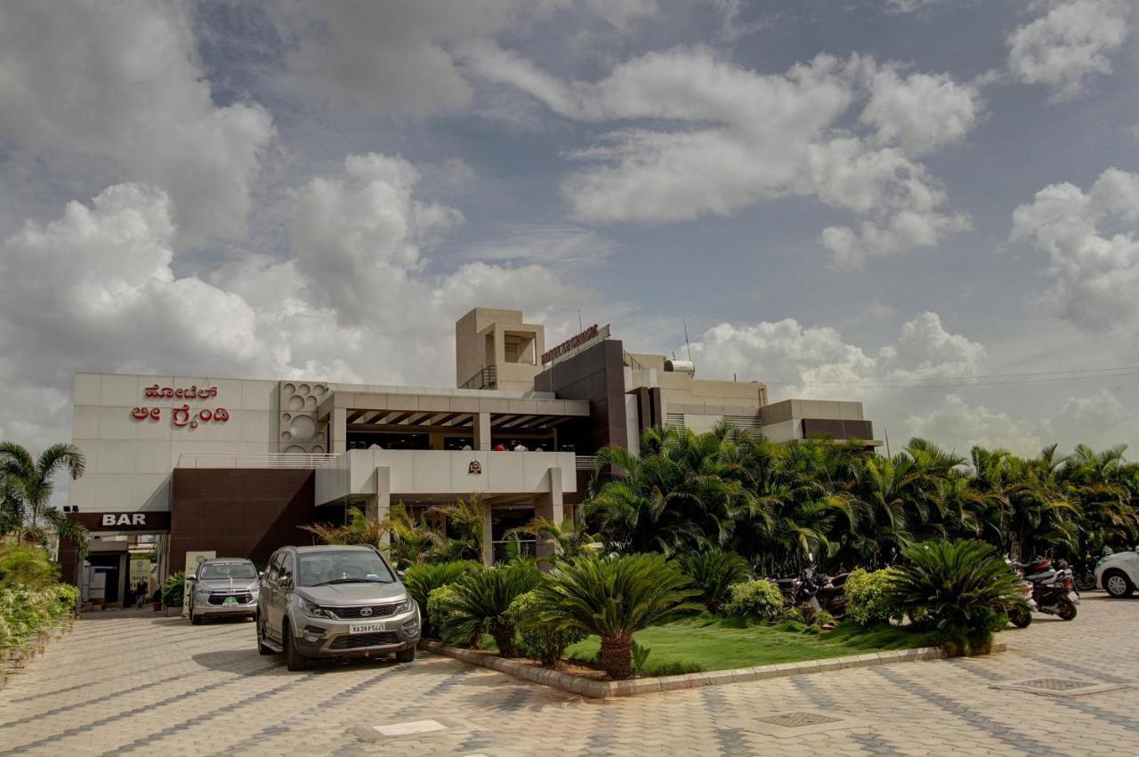 Hotel Le Grande Bijāpur Buitenkant foto