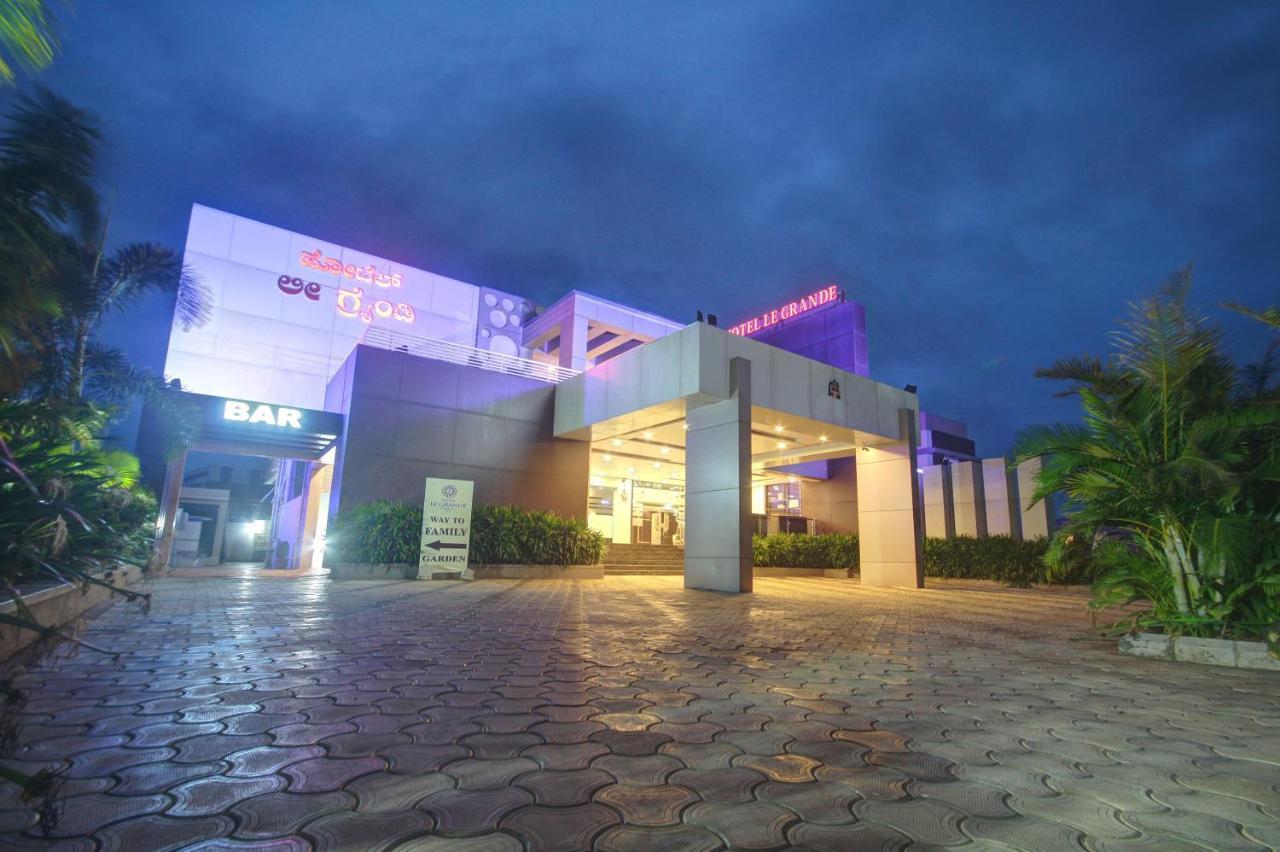 Hotel Le Grande Bijāpur Buitenkant foto